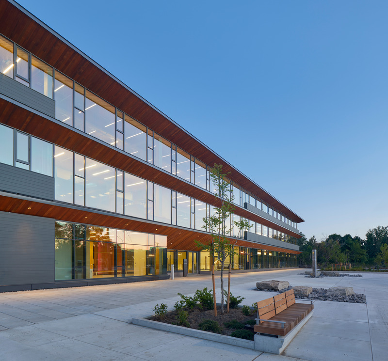 Dossier de presse | 3405-04 - Communiqué de presse | Siège social et édifice à locataires commerciaux multiples de la Fédération des enseignantes-enseignants des écoles secondaires de l’Ontario (OSSTF/FEESO) - Moriyama Teshima Architects - Architecture commerciale - Moriyama Teshima Architects – Siège social et édifice à locataires commerciaux multiples de la Fédération des enseignantes-enseignants des écoles secondaires de l’Ontario (OSSTF/FEESO) - Crédit photo :  Tom Arban 