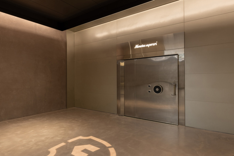 Dossier de presse | 7713-01 - Communiqué de presse | Un entre-deux subtil - Monolab Studio - Architecture industrielle - Porte d'Entrée du Coffre Fort - Crédit photo : Finbarr Fallon