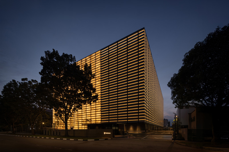 Dossier de presse | 7713-01 - Communiqué de presse | Un entre-deux subtil - Monolab Studio - Architecture industrielle - Façade d'Arrivée vue de Nuit - Crédit photo : Finbarr Fallon