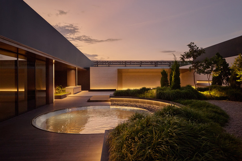 Dossier de presse | 7713-01 - Communiqué de presse | Un entre-deux subtil - Monolab Studio - Architecture industrielle - Puits de lumière sur Toit-Terrasse avec Bassin d'Eau Intégré - Crédit photo : Finbarr Fallon