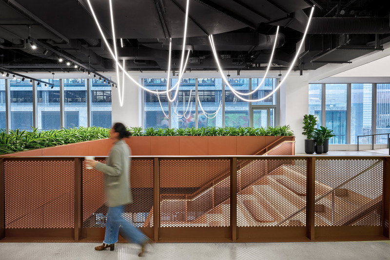Dossier de presse | 3108-02 - Communiqué de presse | HSBC’s Zero Carbon HQ Recipient of the Architizer A+Awards People’s Choice for Sustainable Commercial Building - M Moser Associates - Design d’intérieur commercial - Crédit photo :  <p class="">Garrett Rowland</p> 