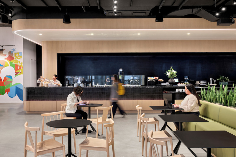 Dossier de presse | 3108-02 - Communiqué de presse | HSBC’s Zero Carbon HQ Recipient of the Architizer A+Awards People’s Choice for Sustainable Commercial Building - M Moser Associates - Design d’intérieur commercial - Crédit photo :  <p class="">Garrett Rowland</p> 