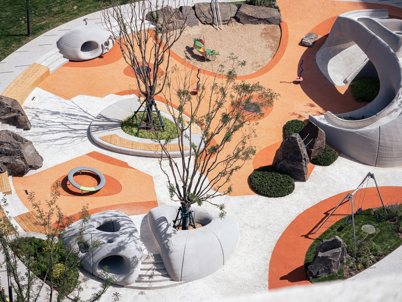 Dossier de presse | 7020-03 - Communiqué de presse | Boulder Park: A 3D Concrete-Printed Playground - XISUI Design - Architecture de paysage - Aerial View of the All-Age Boulder Playground - Crédit photo : Hu Yihao, XISUI Design, 2024