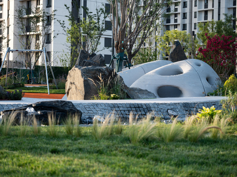 Dossier de presse | 7020-03 - Communiqué de presse | Boulder Park: A 3D Concrete-Printed Playground - XISUI Design - Architecture de paysage - Concrete Boulders Blending into the Environment - Crédit photo : Hu Yihao, XISUI Design, 2024