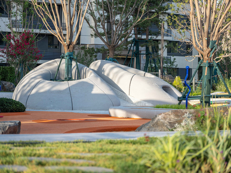 Dossier de presse | 7020-03 - Communiqué de presse | Boulder Park: A 3D Concrete-Printed Playground - XISUI Design - Architecture de paysage - Boulder Installation with a Small Slide and Crawl-through Holes - Crédit photo : Hu Yihao, XISUI Design, 2024
