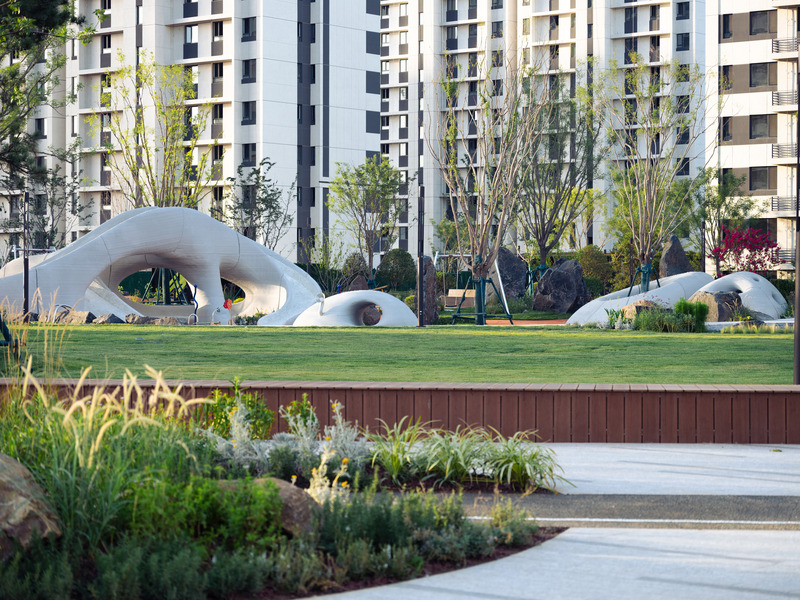 Dossier de presse | 7020-03 - Communiqué de presse | Boulder Park: A 3D Concrete-Printed Playground - XISUI Design - Architecture de paysage -  Integrating into the Overall Atmosphere of the Community's Natural Green Space 01 - Crédit photo : Hu Yihao, XISUI Design, 2024