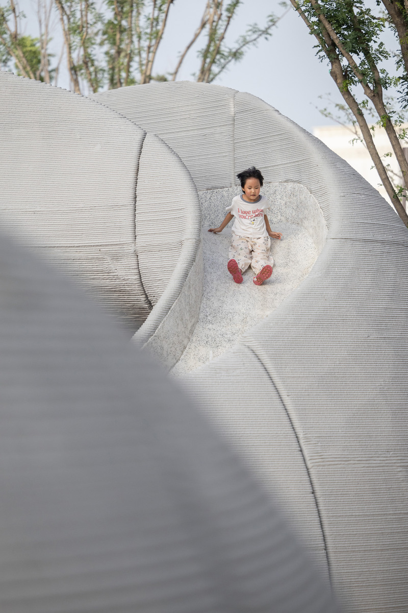 Dossier de presse | 7020-03 - Communiqué de presse | Boulder Park: A 3D Concrete-Printed Playground - XISUI Design - Architecture de paysage - Smooth Slide Surfaces Inside the Rough Exterior - Crédit photo : Zhou Sheng, CHENIN Visual, 2024