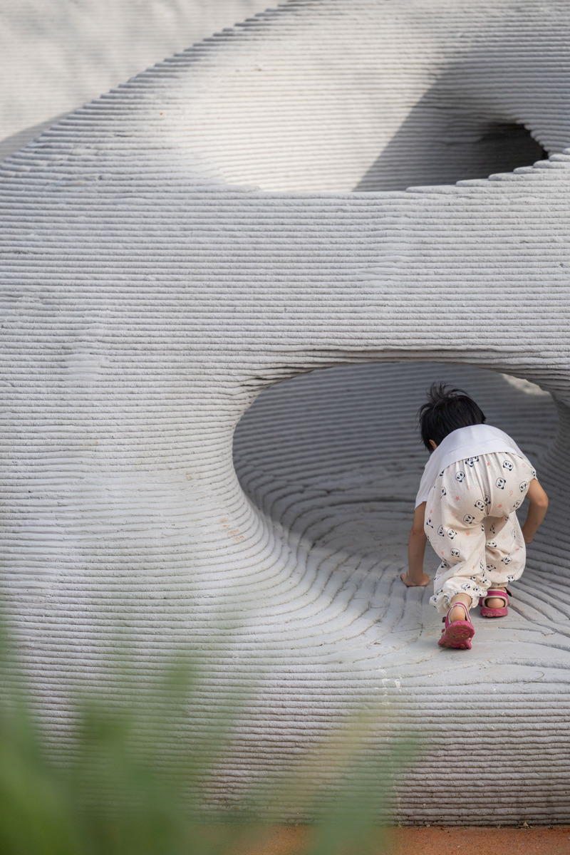Dossier de presse | 7020-03 - Communiqué de presse | Boulder Park: A 3D Concrete-Printed Playground - XISUI Design - Architecture de paysage - A Cave Like Secret Space - Crédit photo : Zhou Sheng, CHENIN Visual, 2024