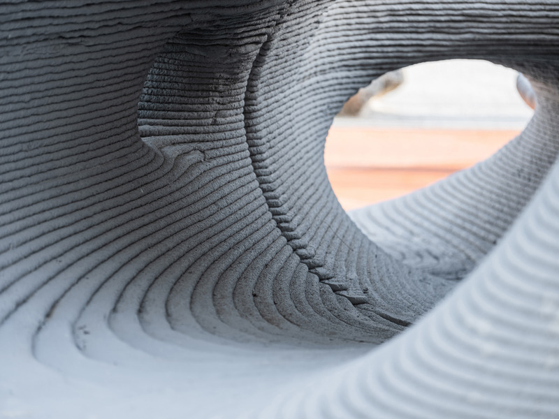 Dossier de presse | 7020-03 - Communiqué de presse | Boulder Park: A 3D Concrete-Printed Playground - XISUI Design - Architecture de paysage - The 3D-Printed Concrete Surfaces Feature Layered Rock Textures<br style=""> - Crédit photo :  Hu Yihao, XISUI Design, 2024 