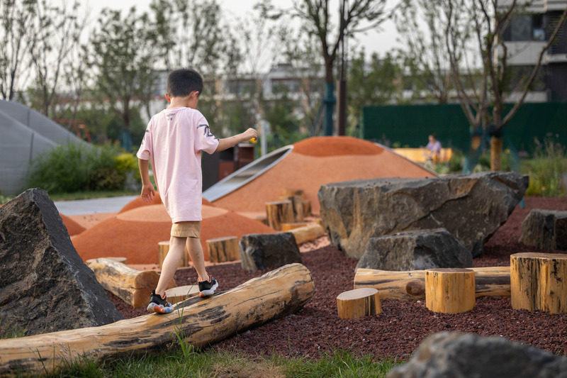 Dossier de presse | 7020-03 - Communiqué de presse | Boulder Park: A 3D Concrete-Printed Playground - XISUI Design - Architecture de paysage - Natural Touch Zones with Wood, Stone, and Tree Bark - Crédit photo :  Zhou Sheng, CHENIN Visual, 2024 