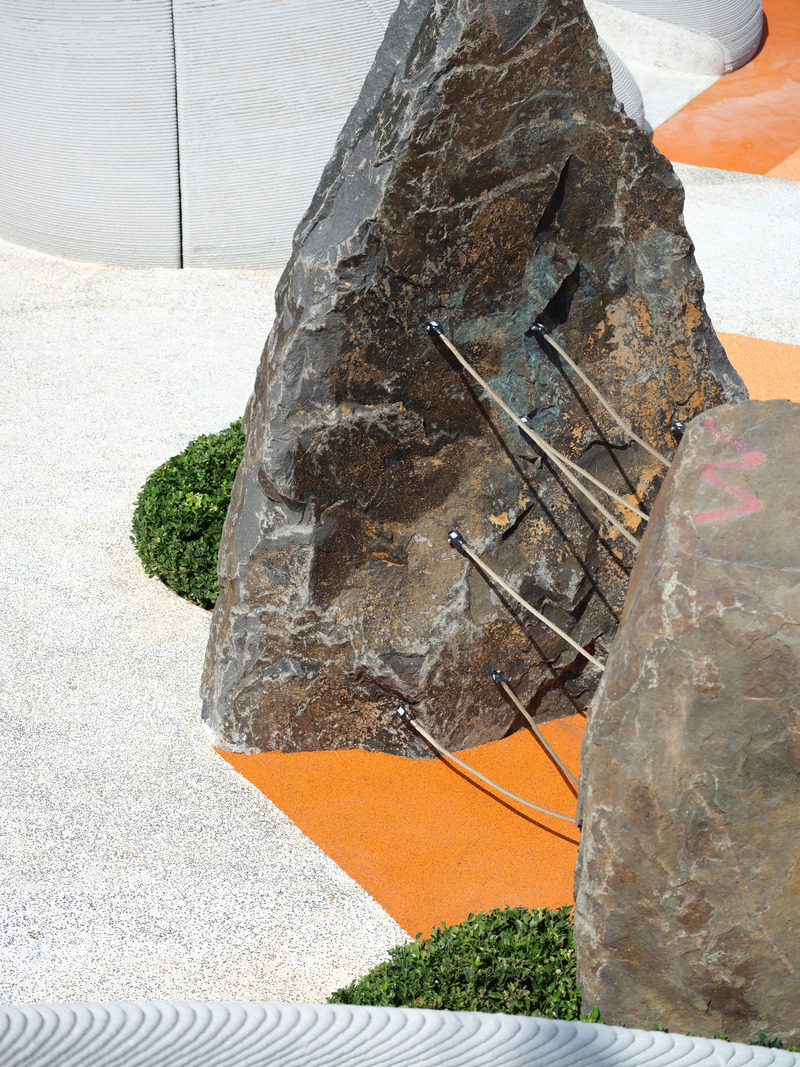 Dossier de presse | 7020-03 - Communiqué de presse | Boulder Park: A 3D Concrete-Printed Playground - XISUI Design - Architecture de paysage - Canyon Climbing Ropes Transformed from Large Stones - Crédit photo : Hu Yihao, XISUI Design, 2024