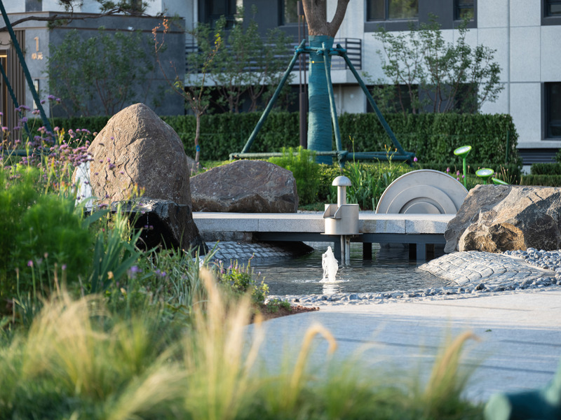 Dossier de presse | 7020-03 - Communiqué de presse | Boulder Park: A 3D Concrete-Printed Playground - XISUI Design - Architecture de paysage - Flower Garden Rocks and Water Play Facilities - Crédit photo : Hu Yihao, XISUI Design, 2024