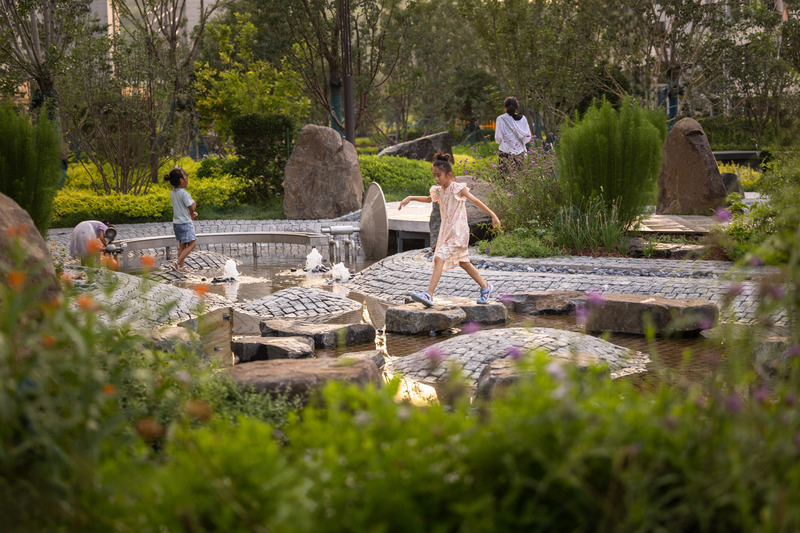 Dossier de presse | 7020-03 - Communiqué de presse | Boulder Park: A 3D Concrete-Printed Playground - XISUI Design - Architecture de paysage - Streams and Stepping Stones Hidden in the Vegetation - Crédit photo : Zhou Sheng, CHENIN Visual, 2024