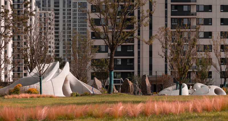 Dossier de presse | 7020-03 - Communiqué de presse | Boulder Park: A 3D Concrete-Printed Playground - XISUI Design - Architecture de paysage - Integrating into the Overall Atmosphere of the Community's Natural Green Space 02 - Crédit photo : Zhou Sheng, CHENIN Visual, 2024