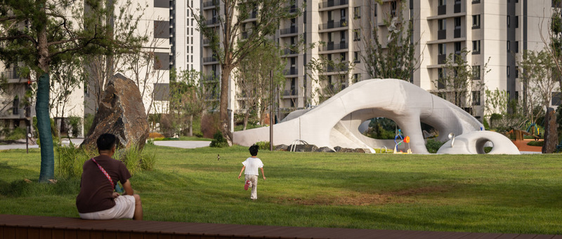 Dossier de presse | 7020-03 - Communiqué de presse | Boulder Park: A 3D Concrete-Printed Playground - XISUI Design - Architecture de paysage - Integrating into the Overall Atmosphere of the Community's Natural Green Space 03 - Crédit photo : Zhou Sheng, CHENIN Visual, 2024