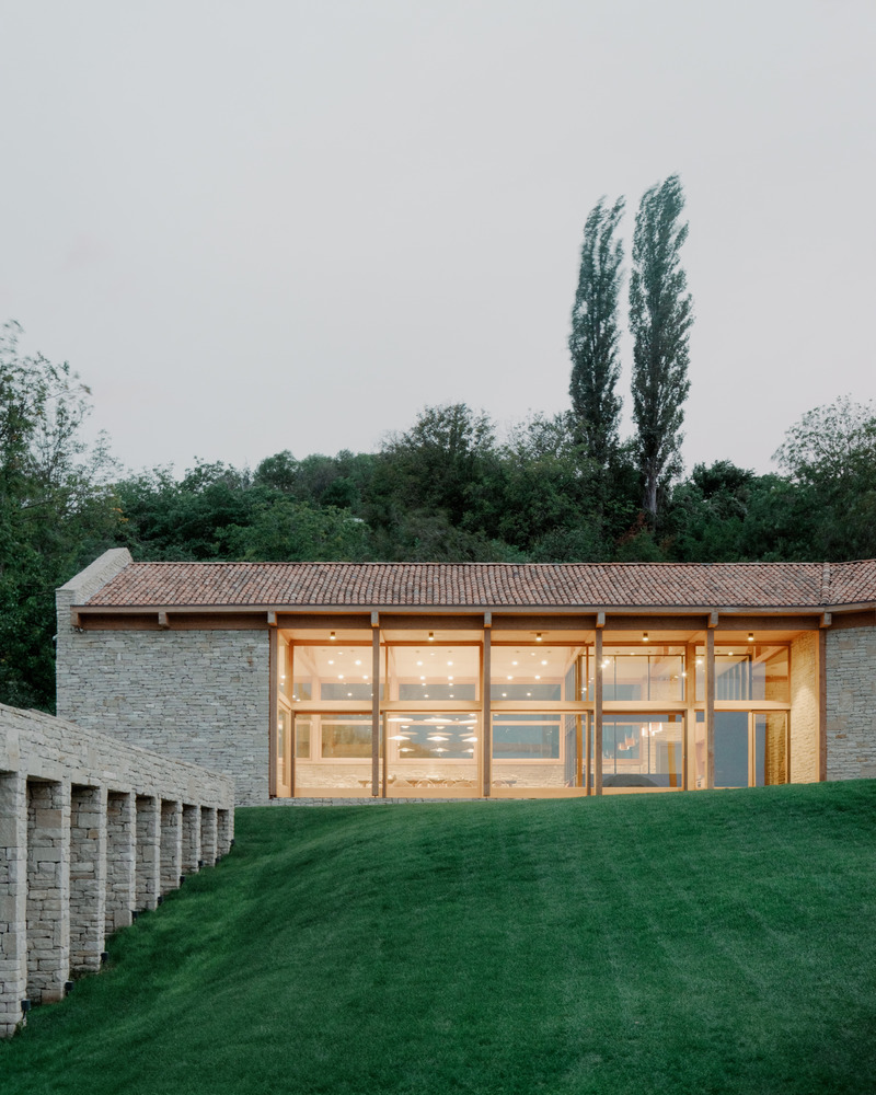 Dossier de presse | 7716-01 - Communiqué de presse | Maison privée à Tvaladi : une alliance entre matériaux traditionnels et design contemporain - NS STUDIO - Architecture résidentielle - Crédit photo : Grigory Sokolinsky 