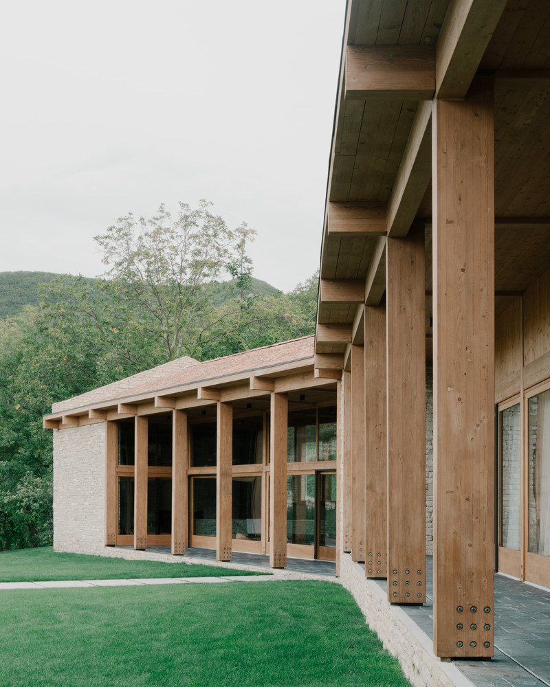 Dossier de presse | 7716-01 - Communiqué de presse | Maison privée à Tvaladi : une alliance entre matériaux traditionnels et design contemporain - NS STUDIO - Architecture résidentielle - Crédit photo : Grigory Sokolinsky 