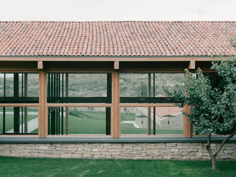 Dossier de presse | 7716-01 - Communiqué de presse | Maison privée à Tvaladi : une alliance entre matériaux traditionnels et design contemporain - NS STUDIO - Architecture résidentielle - Crédit photo : Grigory Sokolinsky 