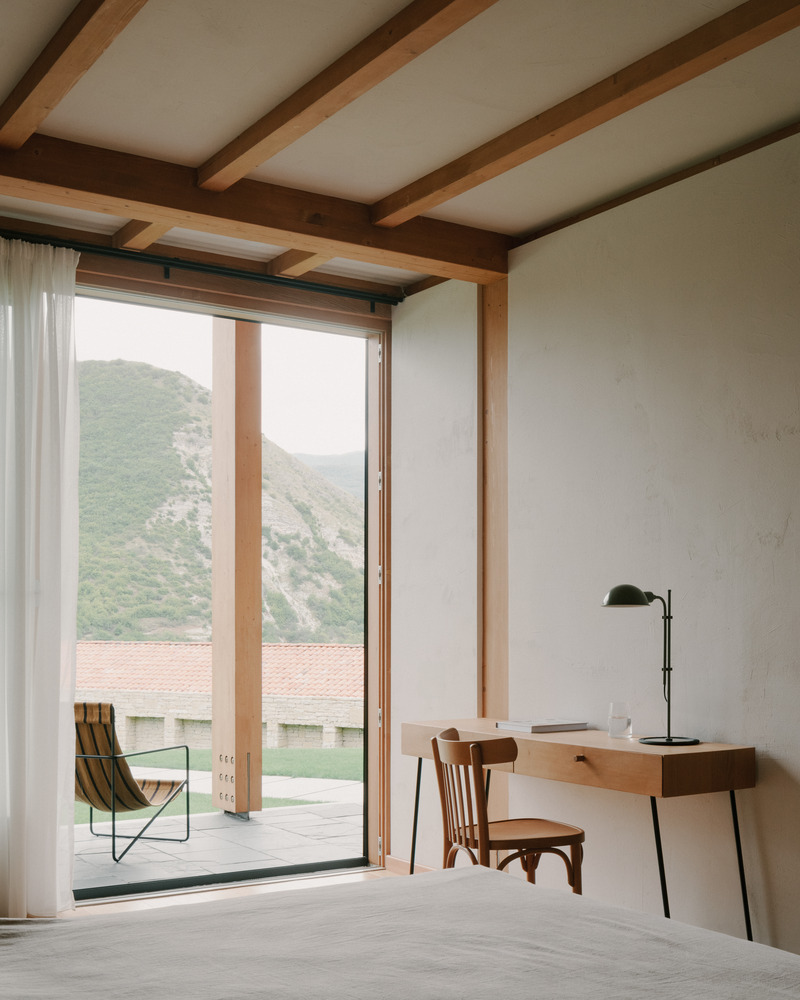 Dossier de presse | 7716-01 - Communiqué de presse | Maison privée à Tvaladi : une alliance entre matériaux traditionnels et design contemporain - NS STUDIO - Architecture résidentielle - Crédit photo : Grigory Sokolinsky 