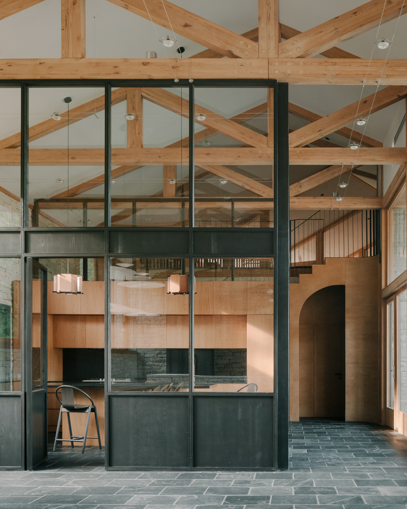 Dossier de presse | 7716-01 - Communiqué de presse | Maison privée à Tvaladi : une alliance entre matériaux traditionnels et design contemporain - NS STUDIO - Architecture résidentielle - Crédit photo : Grigory Sokolinsky 