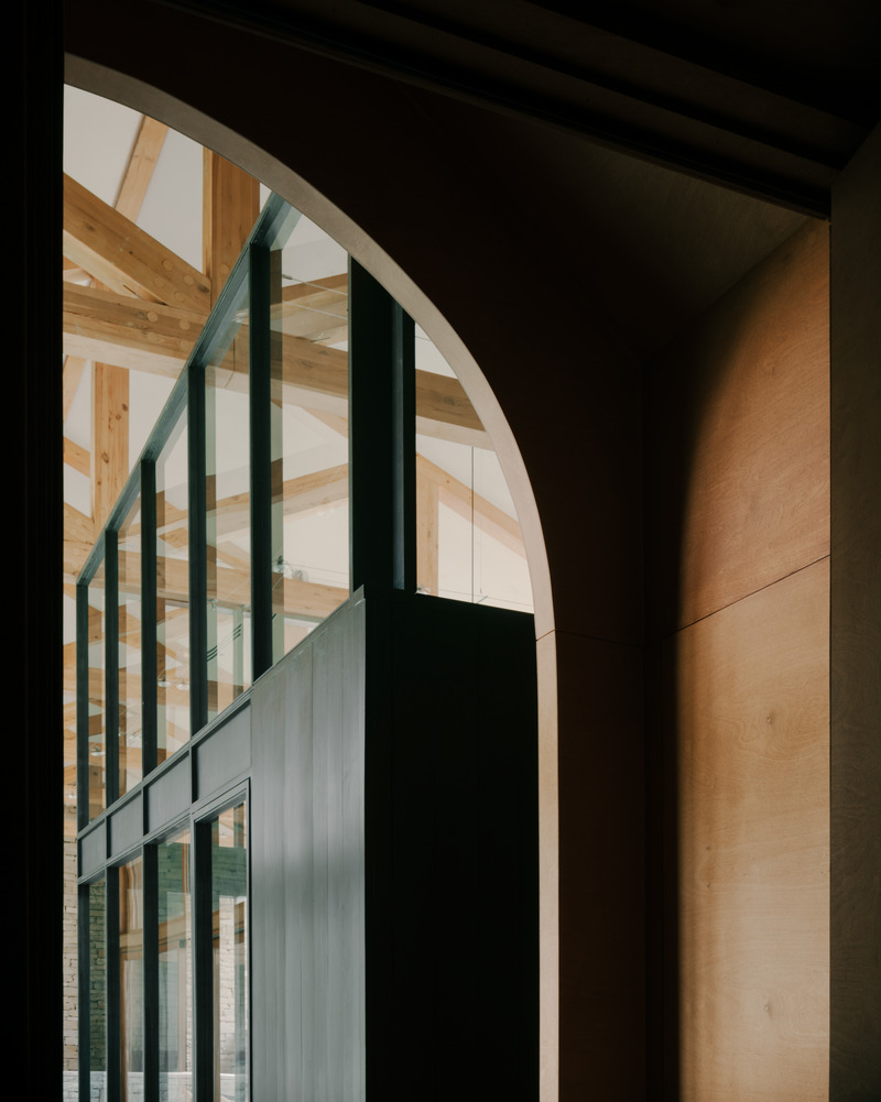 Dossier de presse | 7716-01 - Communiqué de presse | Maison privée à Tvaladi : une alliance entre matériaux traditionnels et design contemporain - NS STUDIO - Architecture résidentielle - Crédit photo : Grigory Sokolinsky 