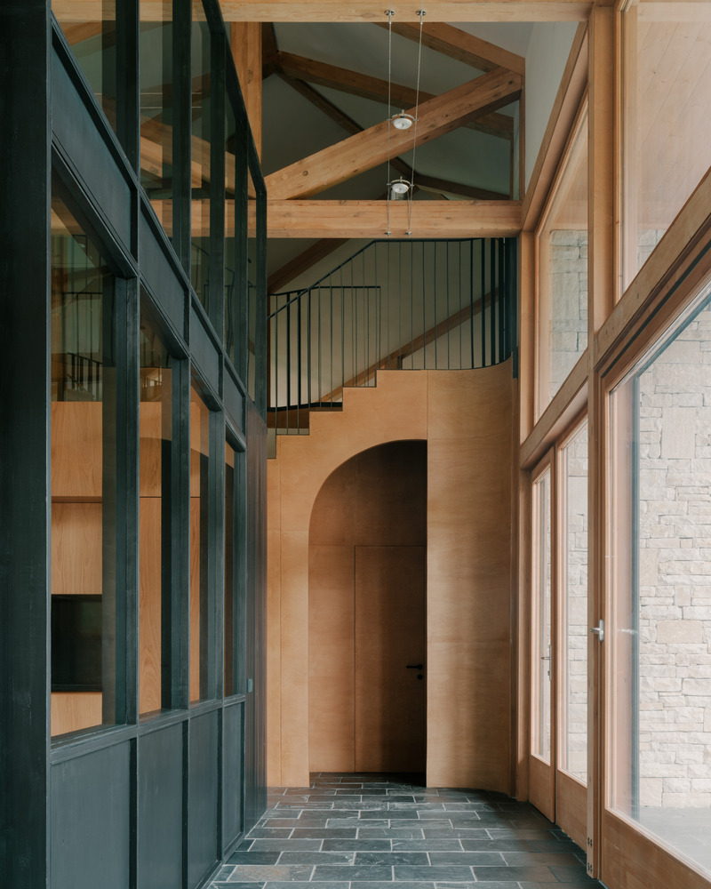 Dossier de presse | 7716-01 - Communiqué de presse | Maison privée à Tvaladi : une alliance entre matériaux traditionnels et design contemporain - NS STUDIO - Architecture résidentielle - Crédit photo : Grigory Sokolinsky 