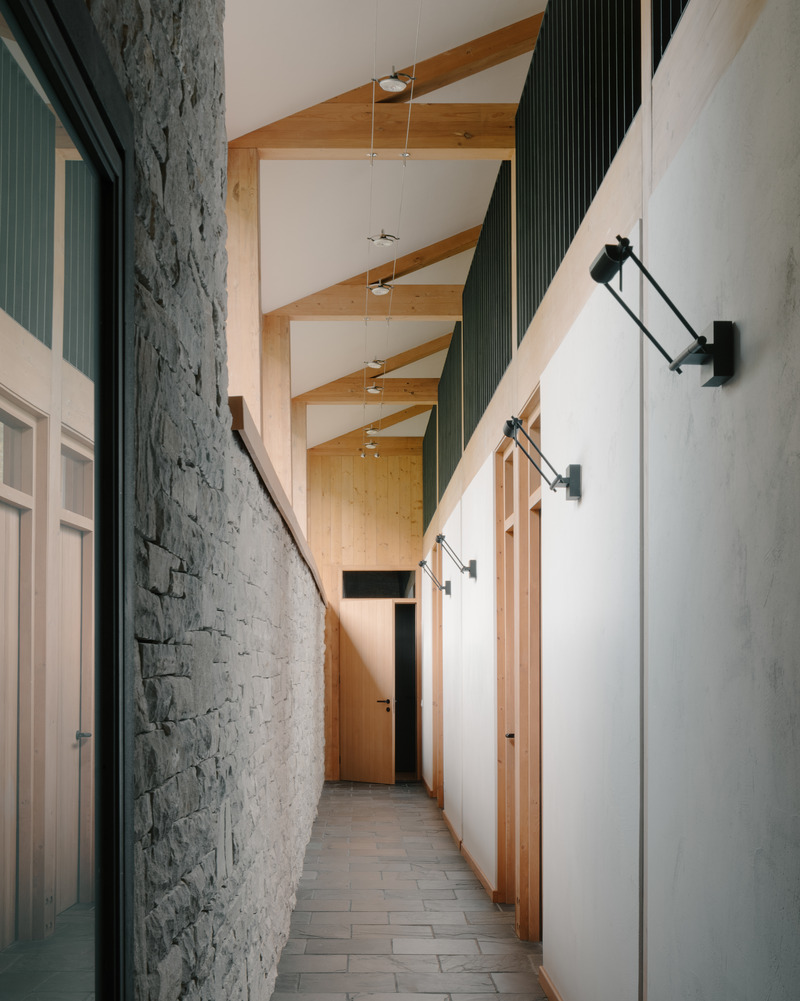 Dossier de presse | 7716-01 - Communiqué de presse | Maison privée à Tvaladi : une alliance entre matériaux traditionnels et design contemporain - NS STUDIO - Architecture résidentielle - Crédit photo : Grigory Sokolinsky 