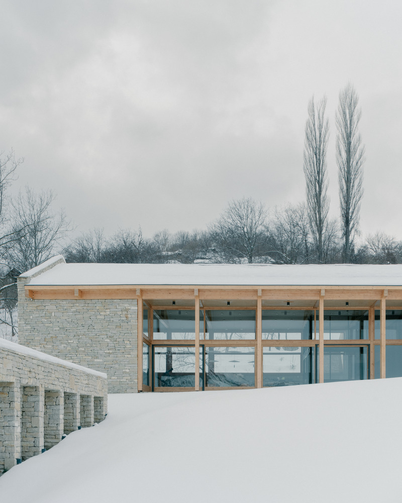 Dossier de presse | 7716-01 - Communiqué de presse | Maison privée à Tvaladi : une alliance entre matériaux traditionnels et design contemporain - NS STUDIO - Architecture résidentielle - Crédit photo : Grigory Sokolinsky 