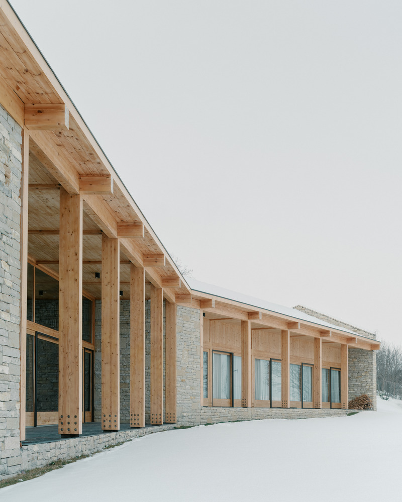 Dossier de presse | 7716-01 - Communiqué de presse | Maison privée à Tvaladi : une alliance entre matériaux traditionnels et design contemporain - NS STUDIO - Architecture résidentielle - Crédit photo : Grigory Sokolinsky 