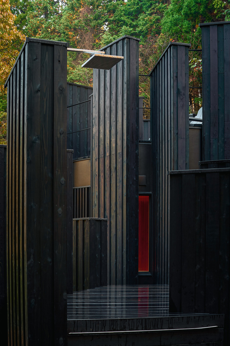Dossier de presse | 7725-01 - Communiqué de presse | OND SAUNA a remporté le prix Architizer A+Awards 2025 - AMANE ARCHI - Architecture commerciale - <p>Les arbres n'ont pas de durée de vie et continuent de pousser vers le haut. Cette image de « croissance » est exprimée par les murs extérieurs qui soulignent la verticalité.</p> - Crédit photo : Akinobu Kawabe (helico)