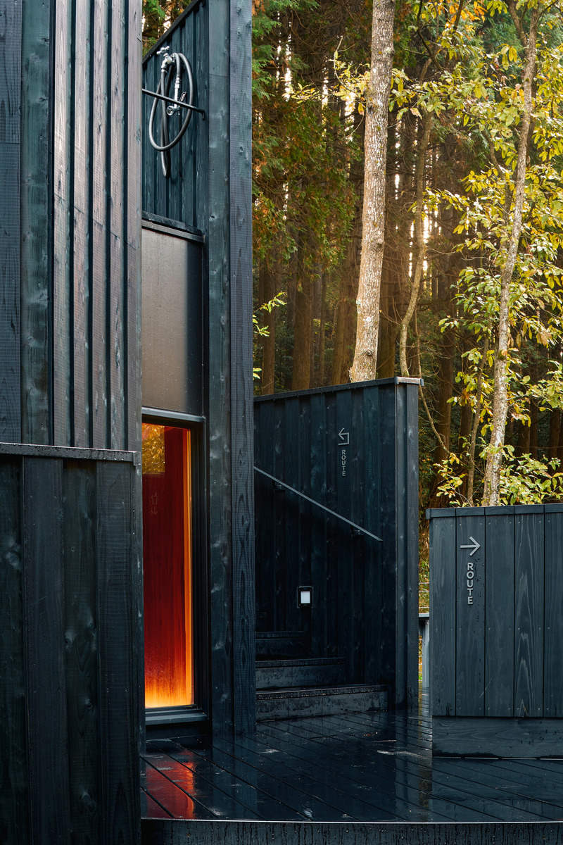 Dossier de presse | 7725-01 - Communiqué de presse | OND SAUNA a remporté le prix Architizer A+Awards 2025 - AMANE ARCHI - Architecture commerciale - <p>Il s'enroule autour du sauna et monte jusqu'à l'espace extérieur de bain d'air sur le toit. Le parcours aura la forme qui apparaît à l'extérieur.</p> - Crédit photo : Akinobu Kawabe (helico)