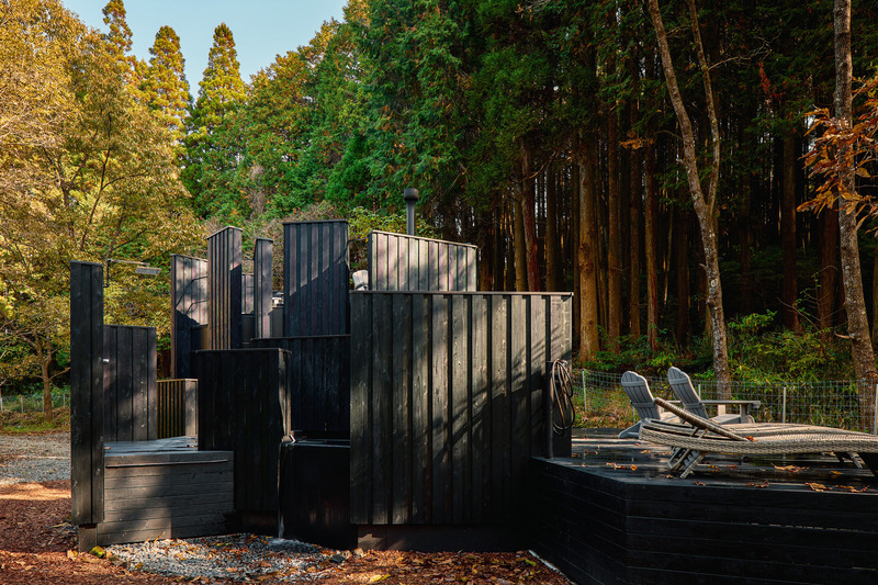 Dossier de presse | 7725-01 - Communiqué de presse | OND SAUNA a remporté le prix Architizer A+Awards 2025 - AMANE ARCHI - Architecture commerciale - <p>L'espace en forme d'allée entouré de murs ajoute de la profondeur à la vue sur la forêt.</p> - Crédit photo : Akinobu Kawabe (helico)