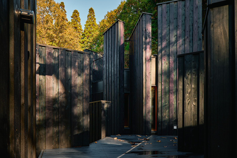 Dossier de presse | 7725-01 - Communiqué de presse | OND SAUNA a remporté le prix Architizer A+Awards 2025 - AMANE ARCHI - Architecture commerciale - <p>Un effet secondaire de la ligne de flux circulaire est le changement de décor.</p> - Crédit photo : Akinobu Kawabe (helico)