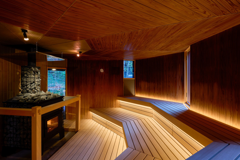 Dossier de presse | 7725-01 - Communiqué de presse | OND SAUNA a remporté le prix Architizer A+Awards 2025 - AMANE ARCHI - Architecture commerciale - <p>La disposition des bancs, avec leurs angles droits, facilite les conversations.</p> - Crédit photo : Akinobu Kawabe (helico)