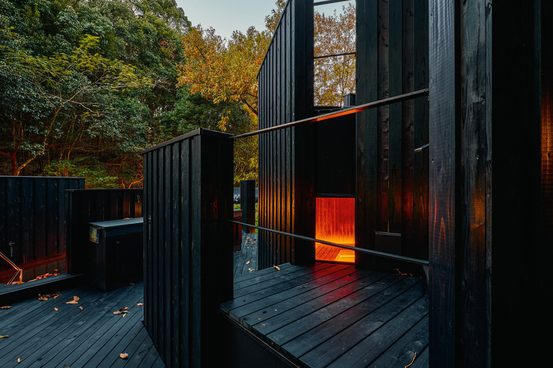 Dossier de presse | 7725-01 - Communiqué de presse | OND SAUNA a remporté le prix Architizer A+Awards 2025 - AMANE ARCHI - Architecture commerciale - <p>Circulation à sens unique autour de la cabine de sauna.</p> - Crédit photo : Akinobu Kawabe (helico)
