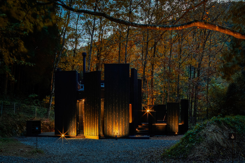 Dossier de presse | 7725-01 - Communiqué de presse | OND SAUNA a remporté le prix Architizer A+Awards 2025 - AMANE ARCHI - Architecture commerciale - <p>La nuit, les arbres illuminés créent un décor fantastique.</p> - Crédit photo : Akinobu Kawabe (helico)