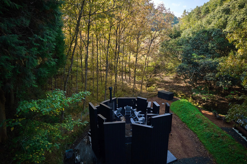 Dossier de presse | 7725-01 - Communiqué de presse | OND SAUNA a remporté le prix Architizer A+Awards 2025 - AMANE ARCHI - Architecture commerciale - <p>En observant la forêt à la même hauteur que les arbres, plutôt qu'en levant les yeux vers eux, l'intention est de partager le rythme de croissance de la forêt.</p> - Crédit photo : Akinobu Kawabe (helico)