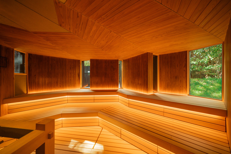 Dossier de presse | 7725-01 - Communiqué de presse | OND SAUNA a remporté le prix Architizer A+Awards 2025 - AMANE ARCHI - Architecture commerciale - <p>Les ouvertures dans les murs traversent le paysage forestier de différentes manières. La présence de la forêt se fait sentir à proximité immédiate, tandis que sa disposition discontinue régule l'intimité du quartier.</p> - Crédit photo : Kazuyoshi Miyamoto (fusion graphic)