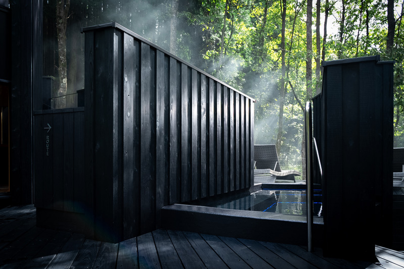 Dossier de presse | 7725-01 - Communiqué de presse | OND SAUNA a remporté le prix Architizer A+Awards 2025 - AMANE ARCHI - Architecture commerciale - <p>Bain d'eau froide naturelle dans la forêt.</p> - Crédit photo : Kazuyoshi Miyamoto (fusion graphic)