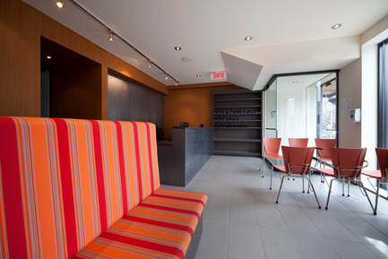 Dossier de presse | 825-01 - Communiqué de presse | Ouverture de la nouvelle Multiclinique Parc santé - Multiclinique Parc santé - Design d’intérieur institutionnel - Crédit photo : Steve Montpetit