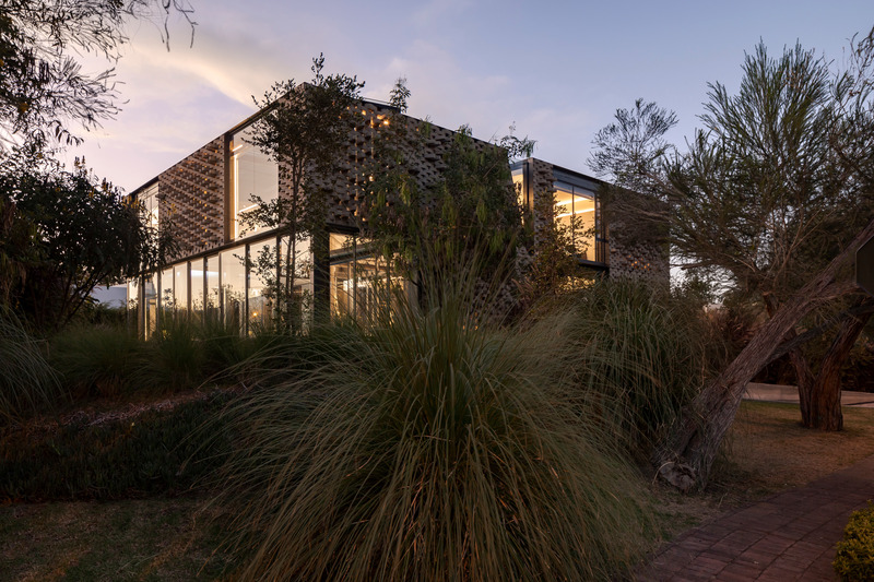 Dossier de presse | 5659-02 - Communiqué de presse | A House in the Andes - Correa+Fatehi | ODD - Architecture résidentielle -   Perforated adobe façade glows at dusk   - Crédit photo :  Photo credit: Bicubik 