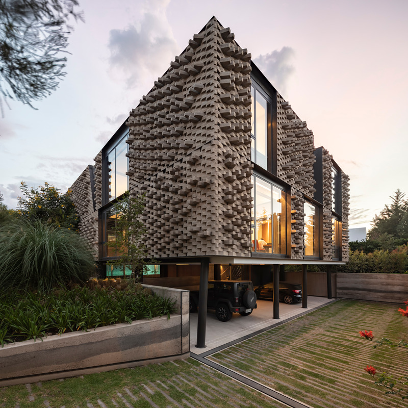 Dossier de presse | 5659-02 - Communiqué de presse | A House in the Andes - Correa+Fatehi | ODD - Architecture résidentielle -  Parking tucked beneath elevated residence<br style="">  - Crédit photo :  Photo credit: Bicubik 