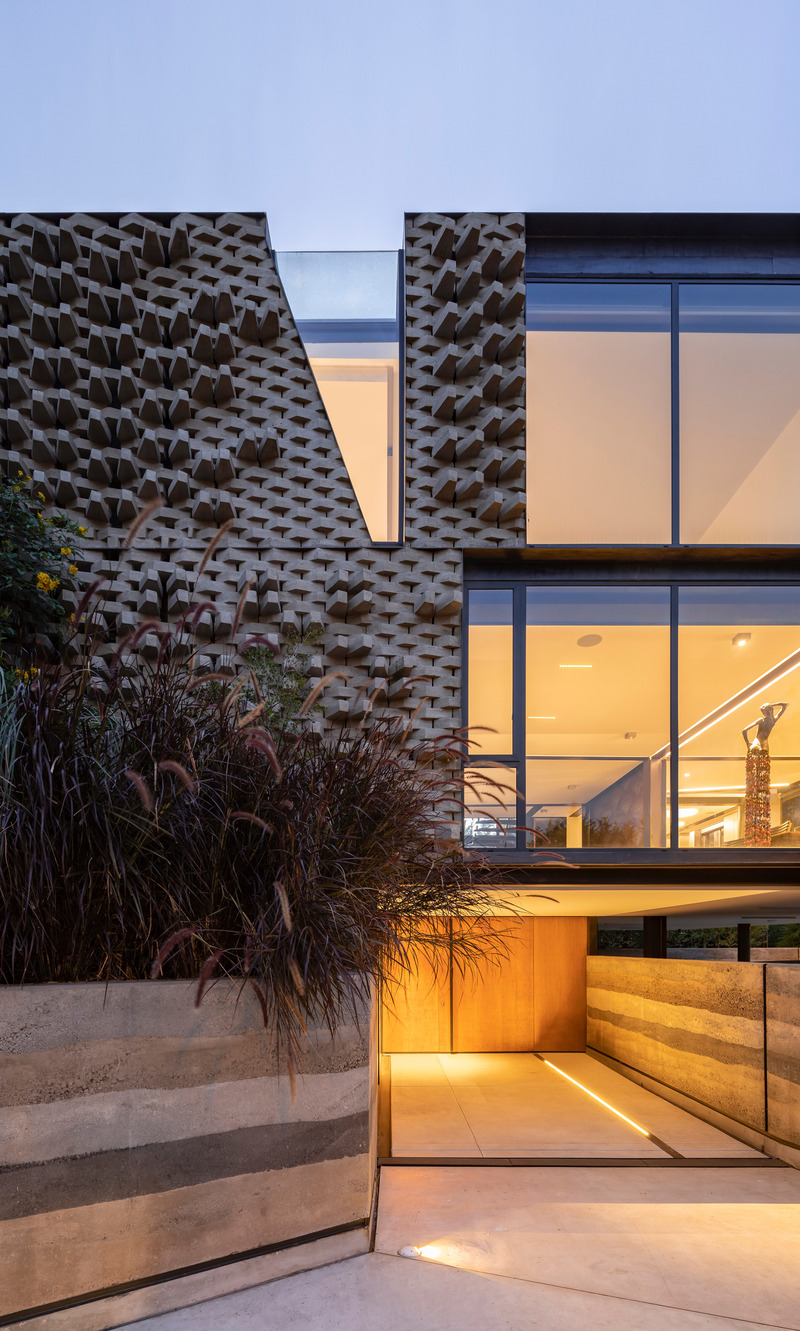 Dossier de presse | 5659-02 - Communiqué de presse | A House in the Andes - Correa+Fatehi | ODD - Architecture résidentielle -  Sunken entry carved into terrain<br style="">  - Crédit photo :  Photo credit: Bicubik 