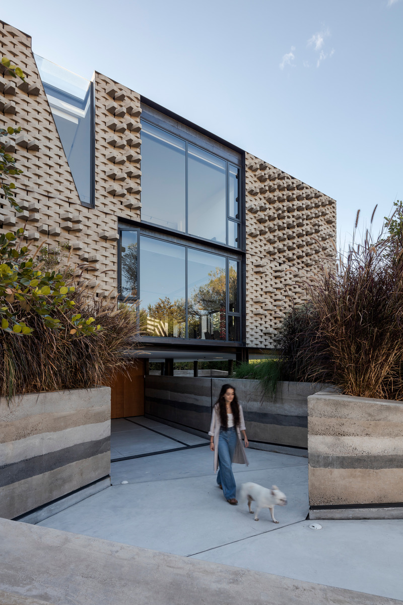 Dossier de presse | 5659-02 - Communiqué de presse | A House in the Andes - Correa+Fatehi | ODD - Architecture résidentielle -  Rammed earth defines entry path<br style="">  - Crédit photo :  Photo credit: Bicubik 