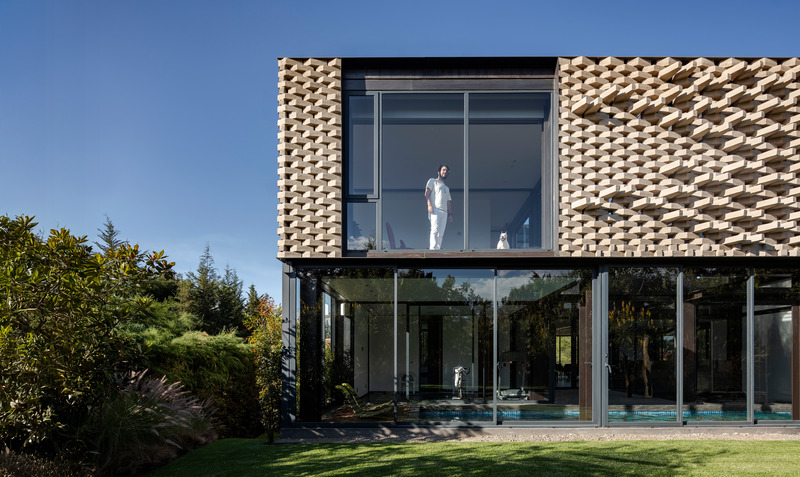 Dossier de presse | 5659-02 - Communiqué de presse | A House in the Andes - Correa+Fatehi | ODD - Architecture résidentielle -  Mound flattens at pool level<br style="">  - Crédit photo :  Photo credit: Bicubik 