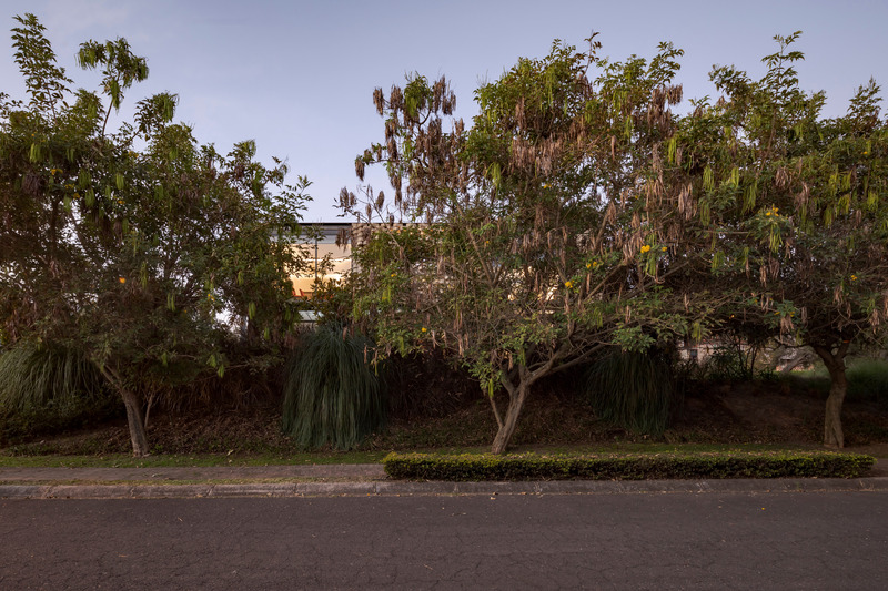 Dossier de presse | 5659-02 - Communiqué de presse | A House in the Andes - Correa+Fatehi | ODD - Architecture résidentielle -  Street-facing elevation screened by vegetation<br style="">  - Crédit photo :  Photo credit: Bicubik 