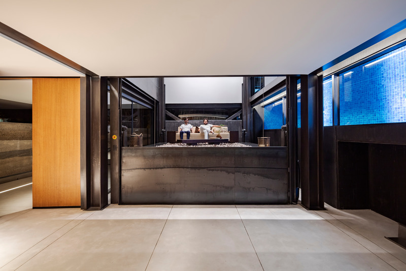 Dossier de presse | 5659-02 - Communiqué de presse | A House in the Andes - Correa+Fatehi | ODD - Architecture résidentielle -  Elevator platform- in motion - Crédit photo :  Photo credit: Bicubik 