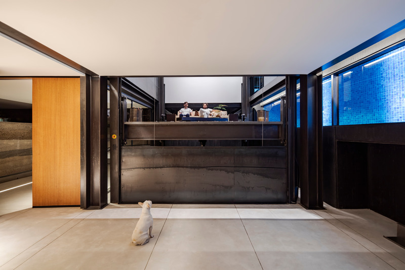 Dossier de presse | 5659-02 - Communiqué de presse | A House in the Andes - Correa+Fatehi | ODD - Architecture résidentielle -  Elevator platform- in motion  - Crédit photo :  Photo credit: Bicubik 