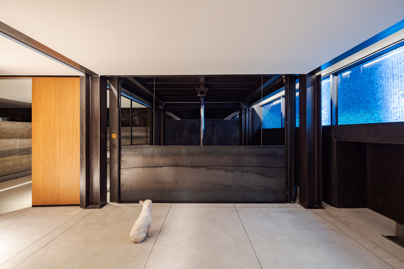 Dossier de presse | 5659-02 - Communiqué de presse | A House in the Andes - Correa+Fatehi | ODD - Architecture résidentielle -  Elevator platform- in motion  - Crédit photo :  Photo credit: Bicubik 