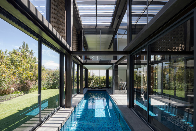 Dossier de presse | 5659-02 - Communiqué de presse | A House in the Andes - Correa+Fatehi | ODD - Architecture résidentielle -  Pool and lawn - Crédit photo :  Photo credit: Bicubik 